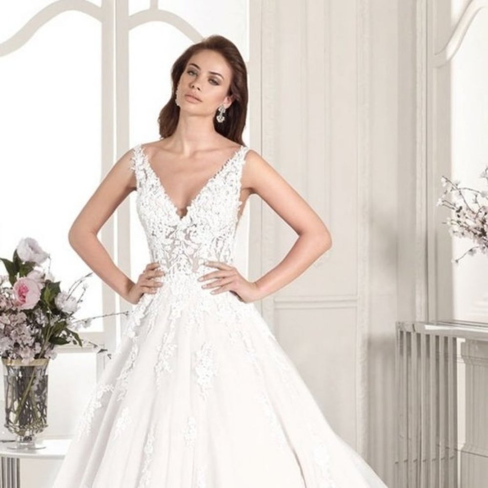 👰🏽Demetrios Princess Ballgown w/ Cathedral Train